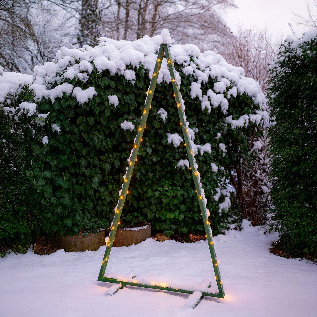 DIY Weihnachtsbaum selbst bauen aus Dachlatten