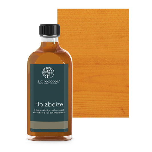 Holzbeize Buche Honig in der Glasflasche mit gebeiztem Holz im Hintergrund.