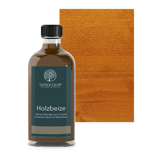 Holzbeize Eiche in der Glasflasche mit gebeiztem Holz im Hintergrund.