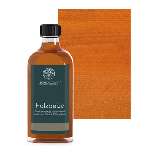 Holzbeize Kirschbaum dunkel in der Glasflasche mit gebeiztem Holz im Hintergrund.