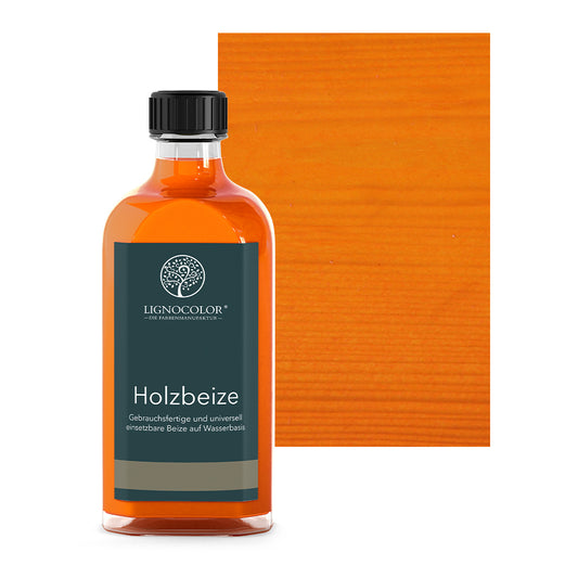 Holzbeize Kirschbaum hell in der Glasflasche mit gebeiztem Holz im Hintergrund.