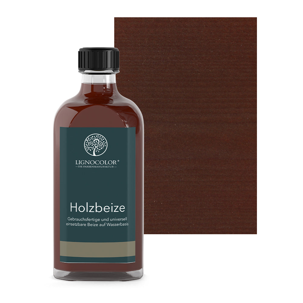 Holzbeize Mahagoni in der Glasflasche mit gebeiztem Holz im Hintergrund.