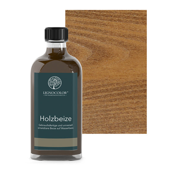 Holzbeize Nussbaum hell in der Glasflasche mit gebeiztem Holz im Hintergrund.