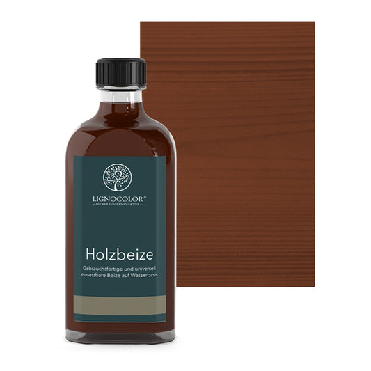 Holzbeize P43 in der Glasflasche mit gebeiztem Holz im Hintergrund.