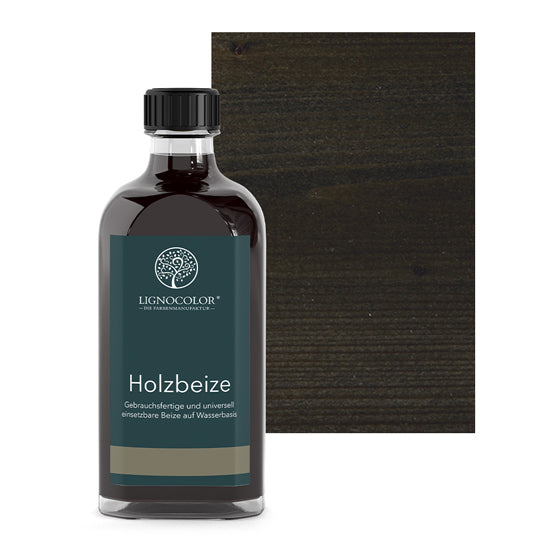 Holzbeize Teak in der Glasflasche mit gebeiztem Holz im Hintergrund.