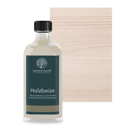 Holzbeize Weiss in der Glasflasche mit gebeiztem Holz im Hintergrund.