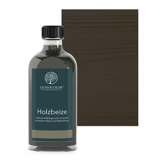Holzbeize Wenge in der Glasflasche mit gebeiztem Holz im Hintergrund.
