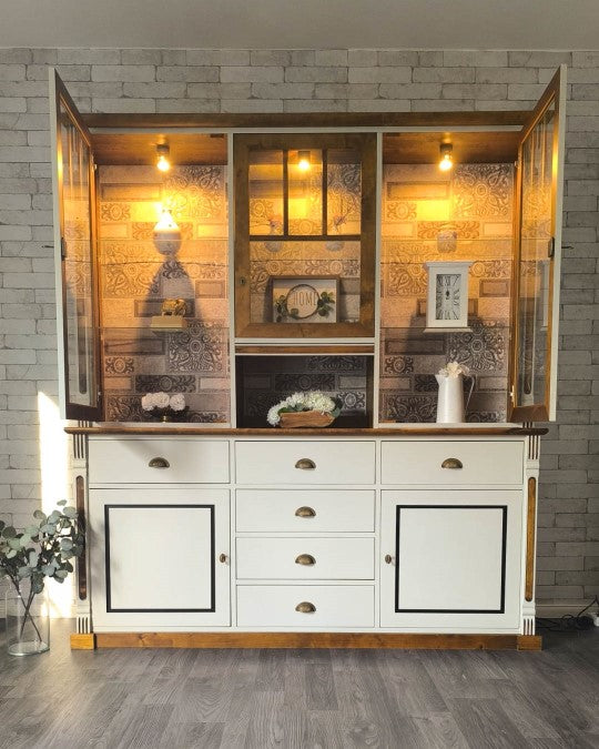 Küchenbuffet im Farbton African Beige gestrichen.