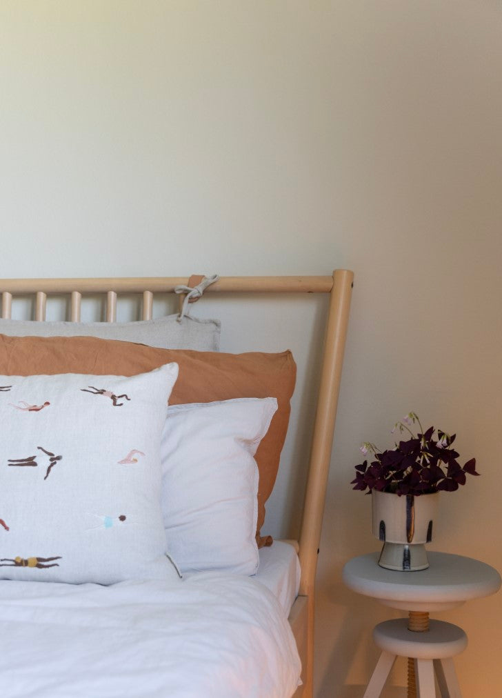 Schlafzimmer im Farbton Almond gestrichen.