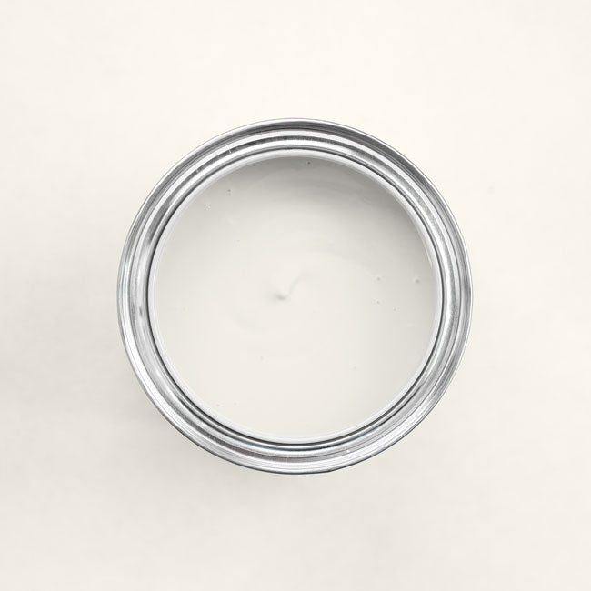 Farbton Altweiss in einer geöffneten Dose von oben.