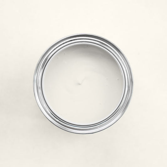 Farbton Altweiss in einer geöffneten Dose von oben.