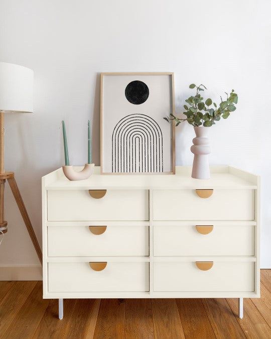 Kommode im Farbton Altweiss gestrichen.