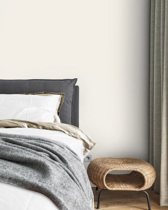 Schlafzimmer im Farbton Altweiss gestrichen.