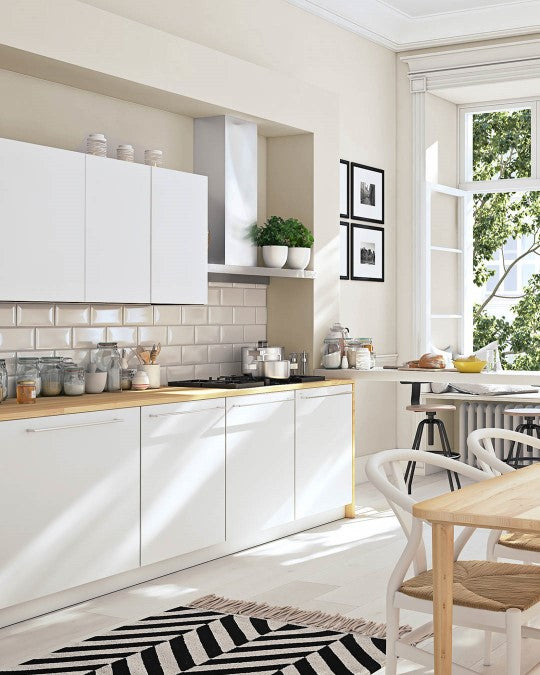 Küchenwände im Farbton Altweiss gestrichen.