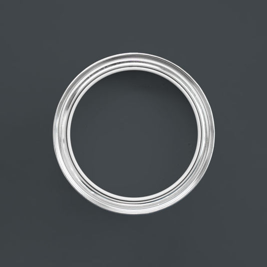 Holzfarbe außen Anthrazit Grau in einer geöffneten Dose von oben.