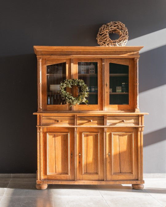 Wand hinter Holzbuffet im Farbton Anthrazit Grau gestrichen.