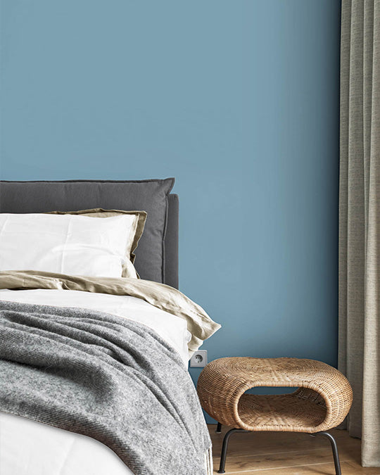 Schlafzimmer im Farbton Aqua Blue gestrichen.