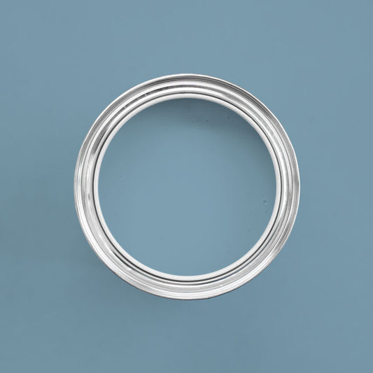 Farbton Aqua Blue in einer geöffneten Dose von oben.