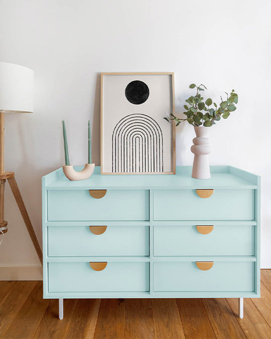 Kommode im Farbton Arctic Blue gestrichen.