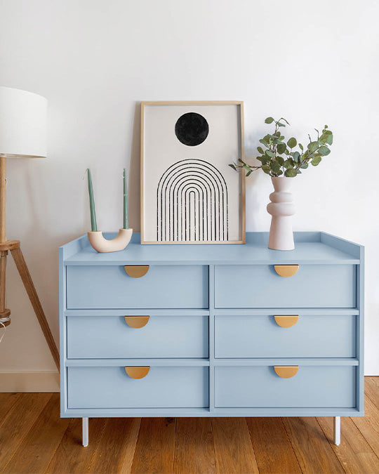 Kommode im Farbton Baby Blue gestrichen.