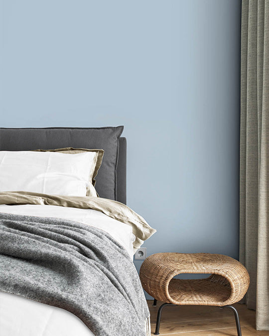 Schlafzimmer im Farbton Baby Blue gestrichen.