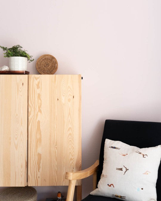 IKEA Ivar vor Wand im Farbton Baby Rose gestrichen.