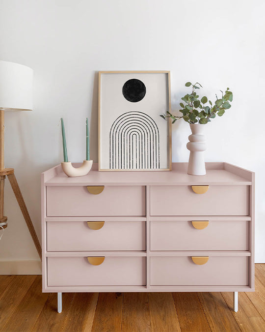 Kommode im Farbton Baby Rose gestrichen.