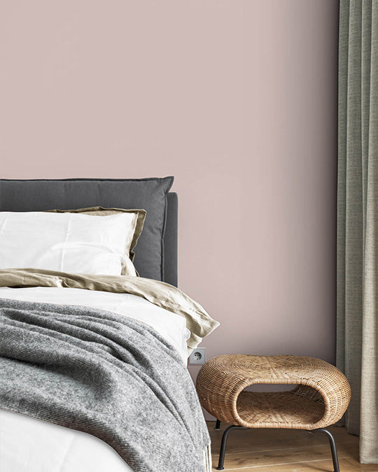 Schlafzimmer im Farbton Baby Rose gestrichen.