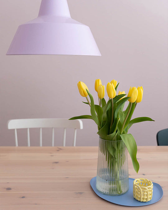Wand mit Esstisch im Farbton Baby Rose gestrichen.