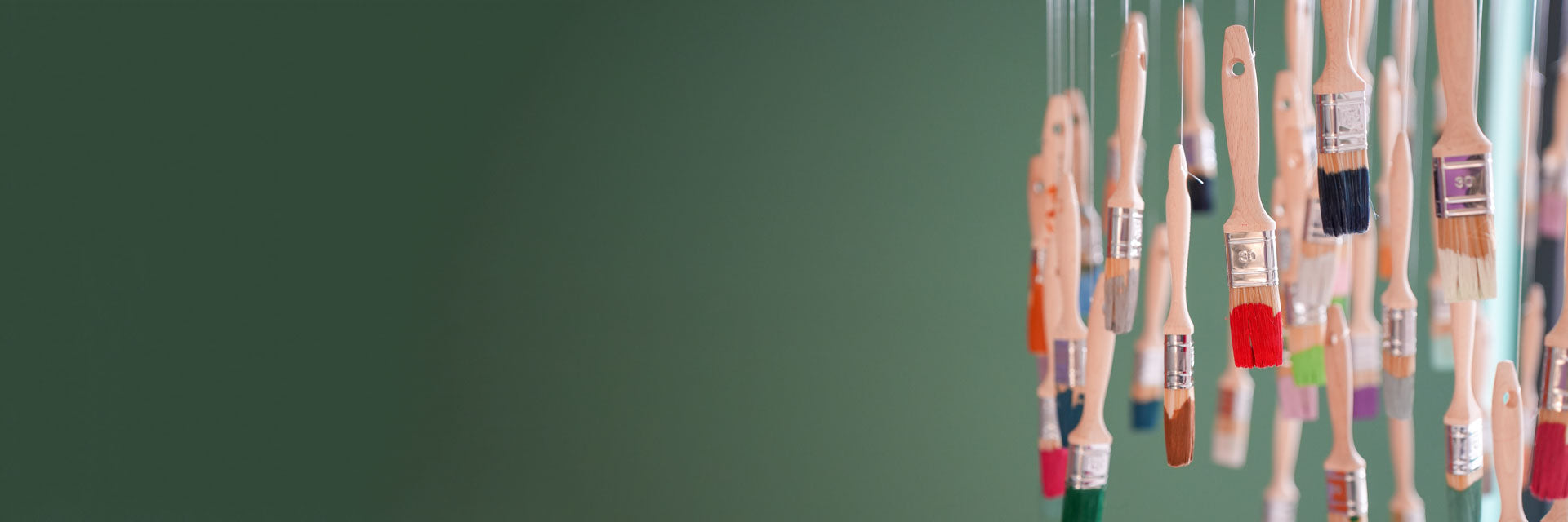 Benutzte Pinsel die an der Decke hängen.