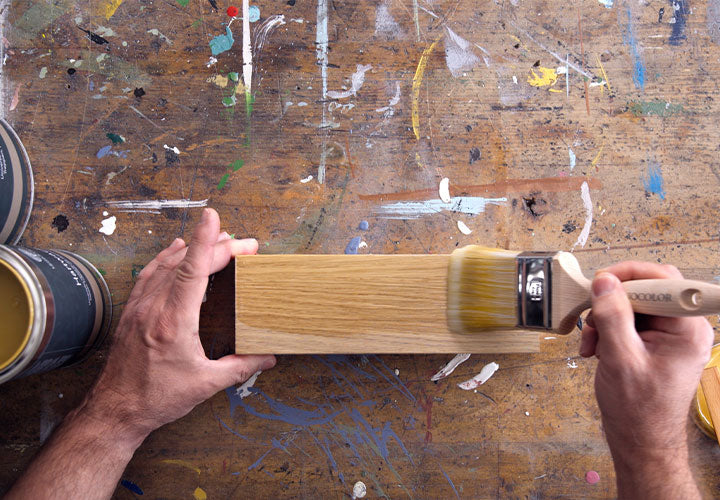 Anwendung der Lignocolor Holzöle auf einem kleinen Holzbrett.