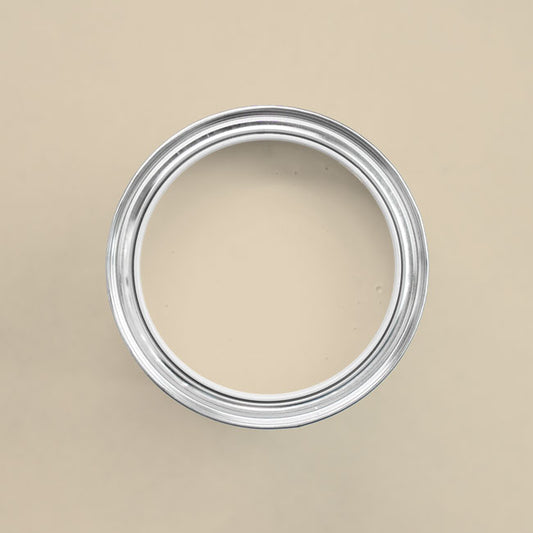 Farbton Beige in einer geöffneten Dose von oben.