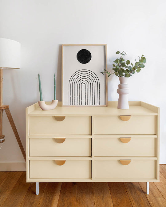 Kommode im Farbton Beige gestrichen.