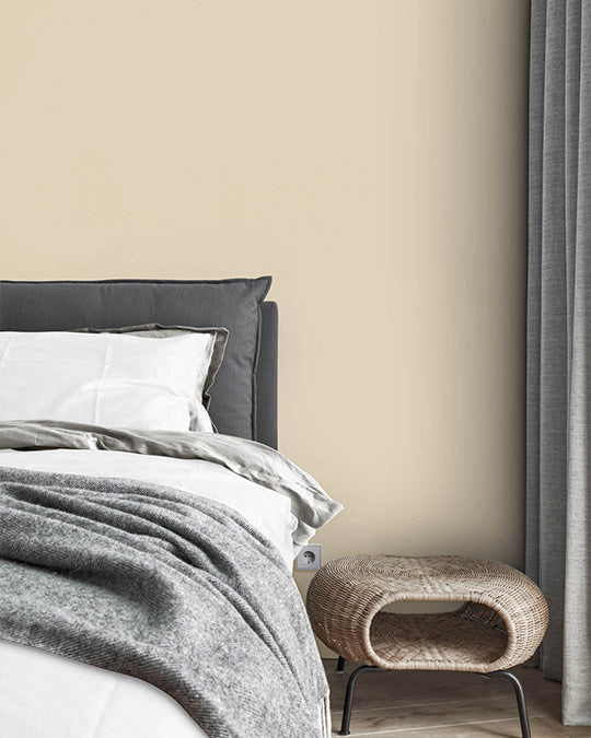 Schlafzimmer im Farbton Beige gestrichen.