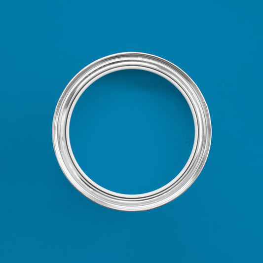 Holzfarbe außen Blau in einer geöffneten Dose von oben