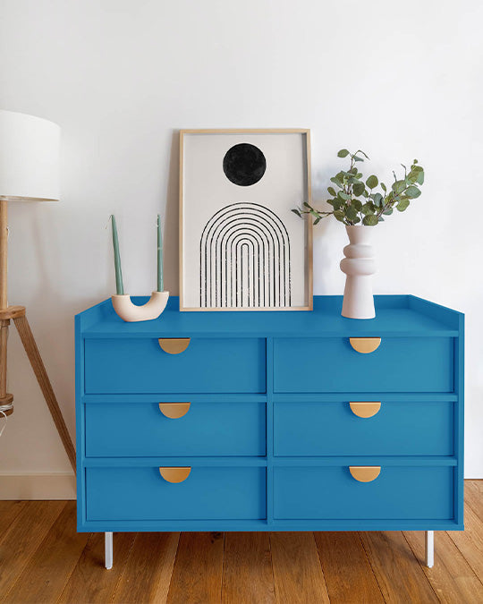 Kommode im Farbton Blau gestrichen