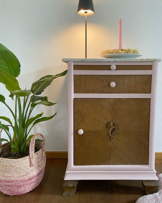 Nachtschränkchen im Farbton Blush gestrichen