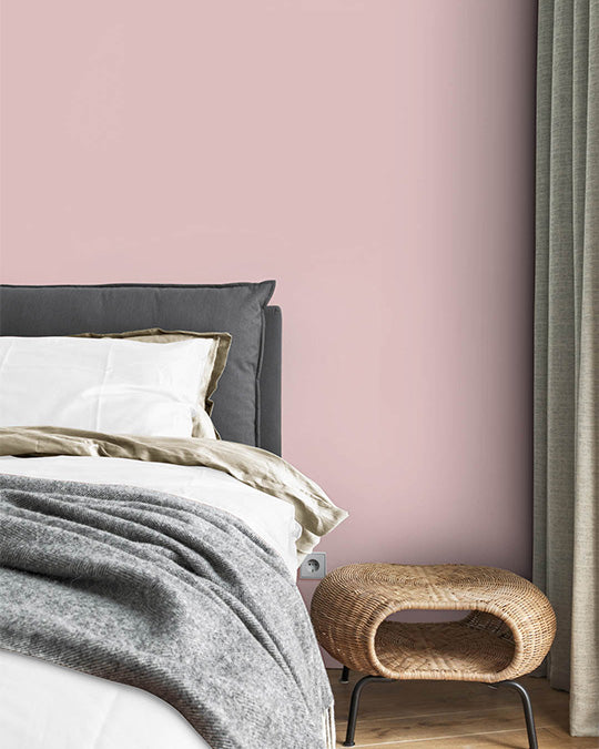 Schlafzimmer im Farbton Blush gestrichen