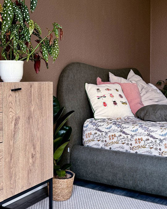 Wand im Schlafzimmer hinter dem Bett im Farbton Brownie gestrichen