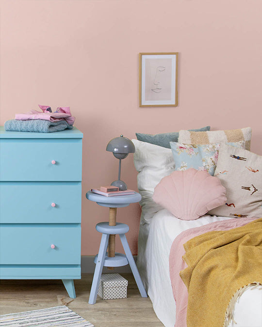 Wand im Farbton Cashmere mit einer Kommode im Blauton Frozen