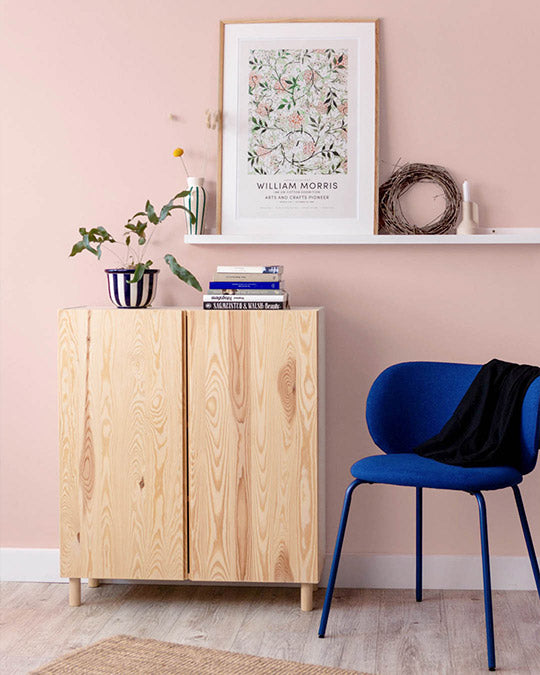 Wand im Farbton Cashmere mit einer IKEA Ivar Kommode