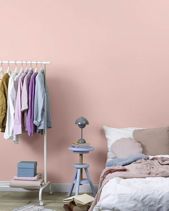Wand im Schlafzimmer im Farbton Cashmere gestrichen