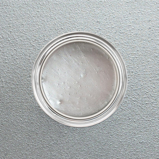 Farbton Cool Titanium in einer geöffneten Dose von oben