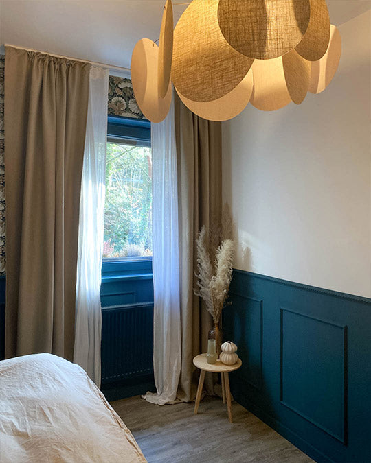 Wand mit Holzpaneele im Schlafzimmer im Farbton Deep Sea gestrichen