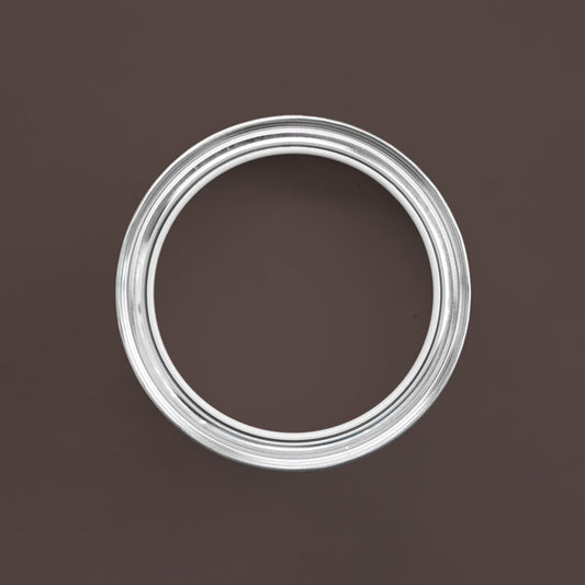 Holzfarbe außen Dunkelbraun in einer geöffneten Dose von oben