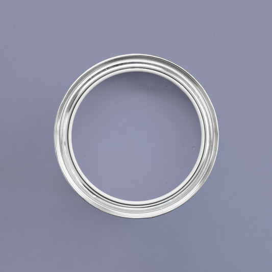 Farbton Flieder in einer geöffneten Dose von oben