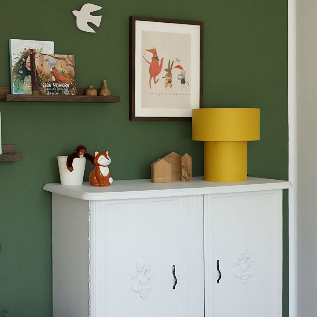 Wand im Kinderzimmer im dunklen Grün Forest gestrichen