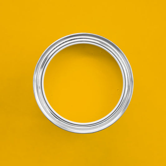 Farbton Gelb in einer geöffneten Dose von oben