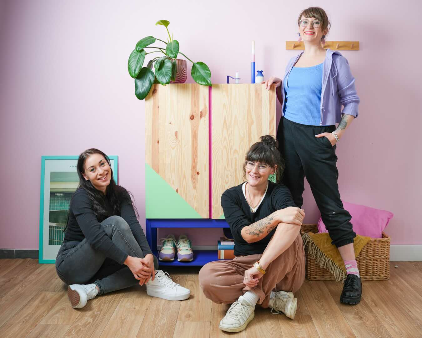 Creatorinnen Anne, Lisa und Aileen vor einer bunt gestrichenen IKEA Ivar Kommode