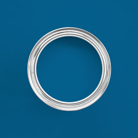 Holzfarbe außen Königsblau in einer geöffneten Dose von oben